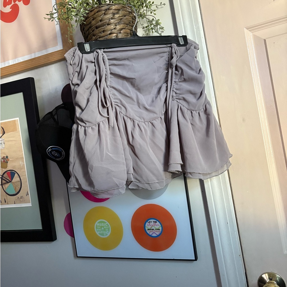 Musera Chic Mini Skirt in Subtle Gray